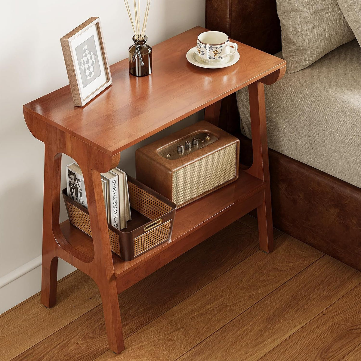Mesa auxiliar de madera maciza con 2 estantes Mesita de noche esbelta de madera de caucho para salón, dormitorio o pasillo