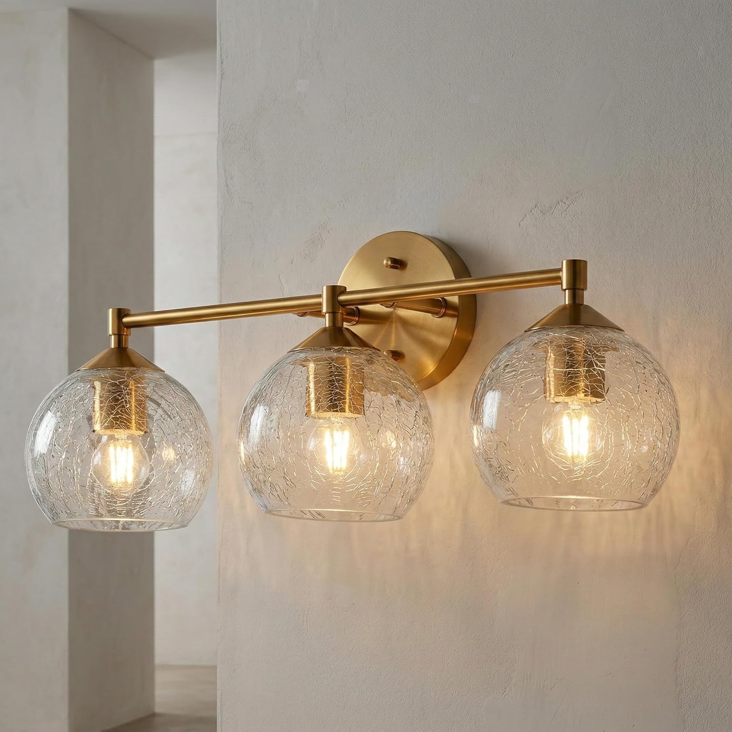 Tribesigns Aplique de baño dorado de 3 luces con globos de cristal craquelado, Luz de espejo moderna con casquillo E27 que incluye bombillas LED