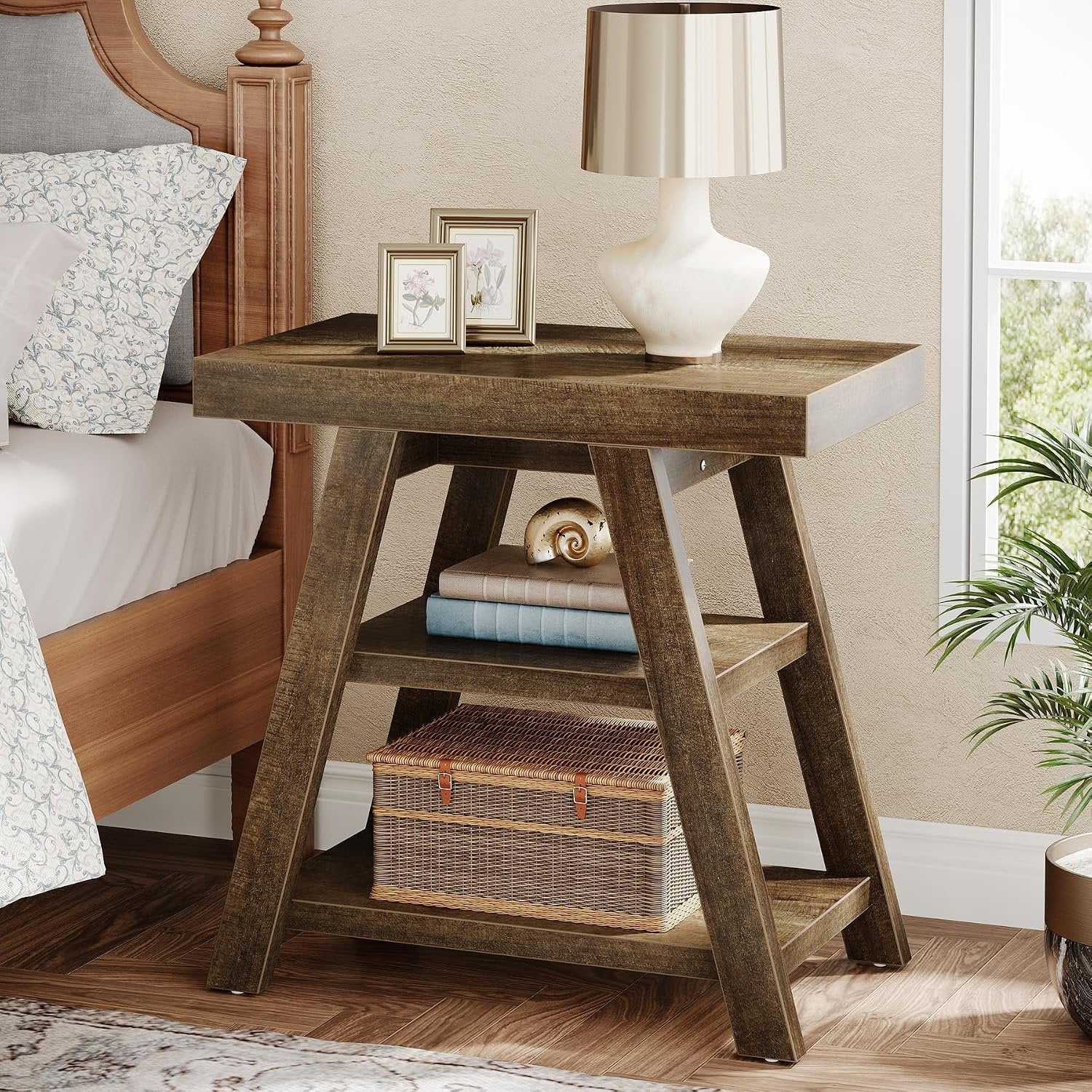 Tribesigns Mesa auxiliar estilo campestre, Mesa auxiliar de madera de tres niveles con patas trapezoidales Mesa auxiliar rústica para sofás y sillones